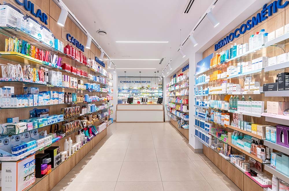 Una farmacia llena de muchos productos y un mostrador.