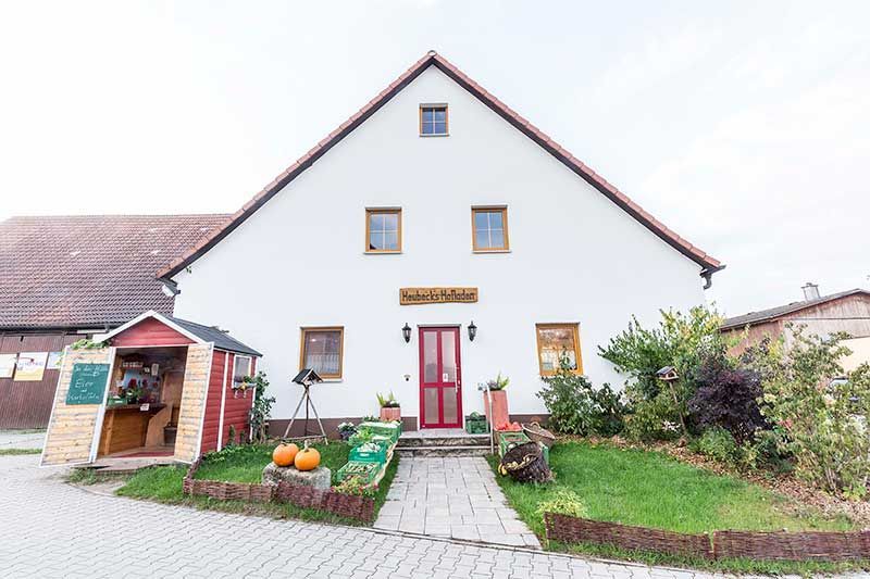 Heubecks Hofladen, Heubeck´s Hofladen, Familie Heubeck, Direktvermarkter, Wendelstein, Raubersried, hofeigene Produkte, regionale Erzeugnisse, hofeigene Produkte, regional Spezialitäten, landwirtschaftliche Produkte, Bauernladen, Geschenkkörbe, Eier, Hähnchen, Brathähnchen, Perlhühner, Stallhasen, Suppenhühner, Suppenhennen, Geflügel, Wachteln, Wachteleier, Enten, Gänse, Puten, Wurst, Rindfleisch, Schweinefleisch, Spargel, Kartoffeln, Äpfel, Birnen, Erdbeeren, Kirschen, Kürbiskerne, Eierlikör, Milch, Milchprodukte, Joghurt, Kuchen, Küchle, Eierlikör, Eingewecktes, Kürbisse, Zwiebeln, Bodenhaltung, Schwabachtaler Obst, Schwabachtaler Apfelsaft, Wurstwaren, Ziegenkäse, Kuhkäse, Frischmilch, Honig, Müsli, Naschereien, Weine, Schnaps, Liköre, Nudeln, Essig, Öl, fränkisches Gemüse