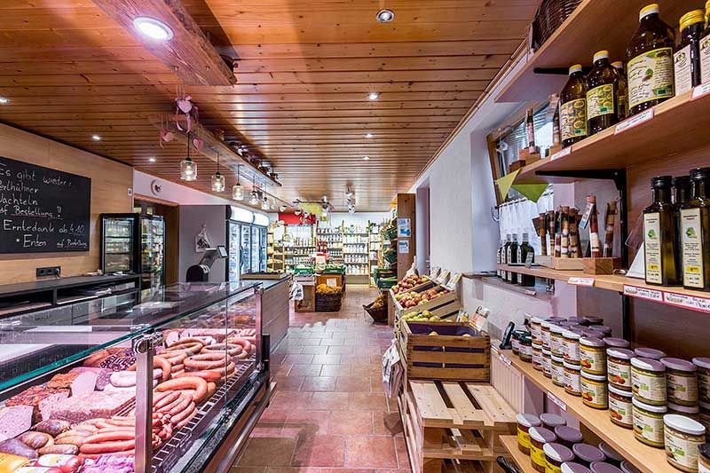 Heubecks Hofladen, Heubeck´s Hofladen, Familie Heubeck, Direktvermarkter, Wendelstein, Raubersried, hofeigene Produkte, regionale Erzeugnisse, hofeigene Produkte, regional Spezialitäten, landwirtschaftliche Produkte, Bauernladen, Geschenkkörbe, Eier, Hähnchen, Brathähnchen, Perlhühner, Stallhasen, Suppenhühner, Suppenhennen, Geflügel, Wachteln, Wachteleier, Enten, Gänse, Puten, Wurst, Rindfleisch, Schweinefleisch, Spargel, Kartoffeln, Äpfel, Birnen, Erdbeeren, Kirschen, Kürbiskerne, Eierlikör, Milch, Milchprodukte, Joghurt, Kuchen, Küchle, Eierlikör, Eingewecktes, Kürbisse, Zwiebeln, Bodenhaltung, Schwabachtaler Obst, Schwabachtaler Apfelsaft, Wurstwaren, Ziegenkäse, Kuhkäse, Frischmilch, Honig, Müsli, Naschereien, Weine, Schnaps, Liköre, Nudeln, Essig, Öl, fränkisches Gemüse