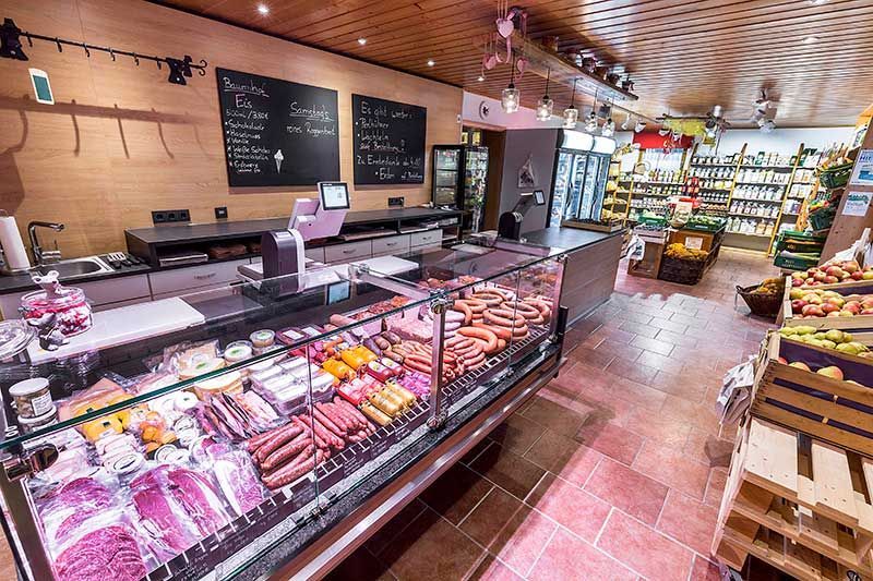 Heubecks Hofladen, Heubeck´s Hofladen, Familie Heubeck, Direktvermarkter, Wendelstein, Raubersried, hofeigene Produkte, regionale Erzeugnisse, hofeigene Produkte, regional Spezialitäten, landwirtschaftliche Produkte, Bauernladen, Geschenkkörbe, Eier, Hähnchen, Brathähnchen, Perlhühner, Stallhasen, Suppenhühner, Suppenhennen, Geflügel, Wachteln, Wachteleier, Enten, Gänse, Puten, Wurst, Rindfleisch, Schweinefleisch, Spargel, Kartoffeln, Äpfel, Birnen, Erdbeeren, Kirschen, Kürbiskerne, Eierlikör, Milch, Milchprodukte, Joghurt, Kuchen, Küchle, Eierlikör, Eingewecktes, Kürbisse, Zwiebeln, Bodenhaltung, Schwabachtaler Obst, Schwabachtaler Apfelsaft, Wurstwaren, Ziegenkäse, Kuhkäse, Frischmilch, Honig, Müsli, Naschereien, Weine, Schnaps, Liköre, Nudeln, Essig, Öl, fränkisches Gemüse