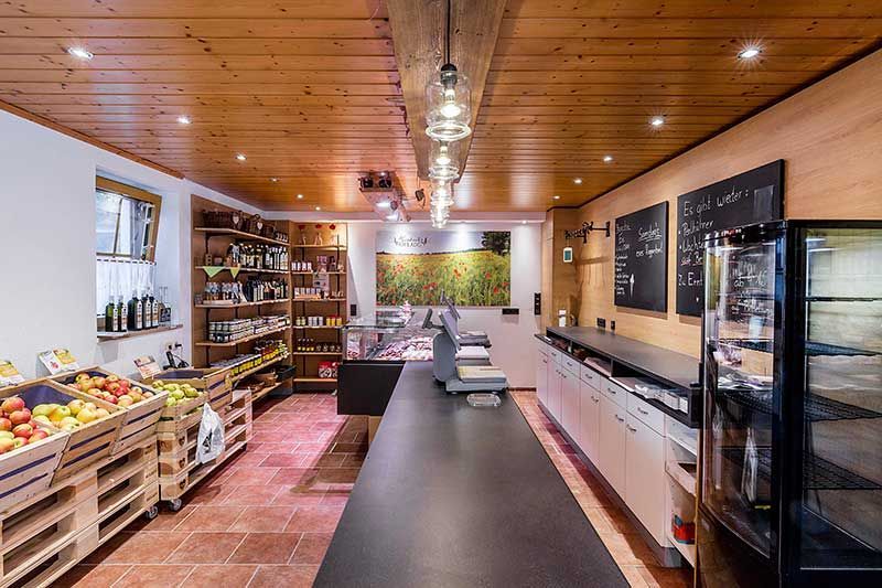 Heubecks Hofladen, Heubeck´s Hofladen, Familie Heubeck, Direktvermarkter, Wendelstein, Raubersried, hofeigene Produkte, regionale Erzeugnisse, hofeigene Produkte, regional Spezialitäten, landwirtschaftliche Produkte, Bauernladen, Geschenkkörbe, Eier, Hähnchen, Brathähnchen, Perlhühner, Stallhasen, Suppenhühner, Suppenhennen, Geflügel, Wachteln, Wachteleier, Enten, Gänse, Puten, Wurst, Rindfleisch, Schweinefleisch, Spargel, Kartoffeln, Äpfel, Birnen, Erdbeeren, Kirschen, Kürbiskerne, Eierlikör, Milch, Milchprodukte, Joghurt, Kuchen, Küchle, Eierlikör, Eingewecktes, Kürbisse, Zwiebeln, Bodenhaltung, Schwabachtaler Obst, Schwabachtaler Apfelsaft, Wurstwaren, Ziegenkäse, Kuhkäse, Frischmilch, Honig, Müsli, Naschereien, Weine, Schnaps, Liköre, Nudeln, Essig, Öl, fränkisches Gemüse