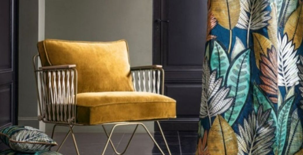 Siège avec tissu jaune doré