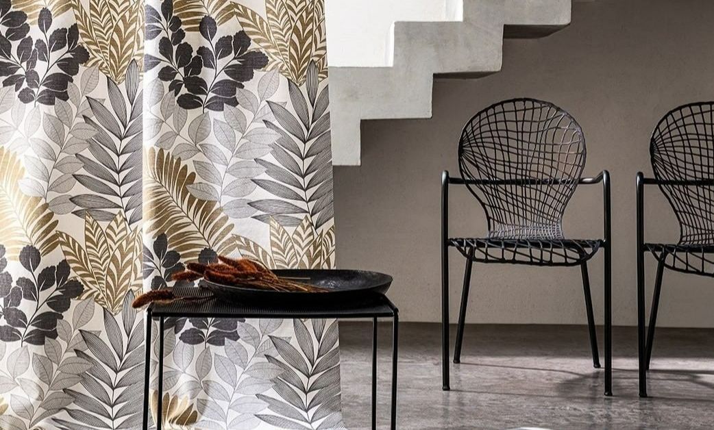 Chaises et rideau avec des feuilles