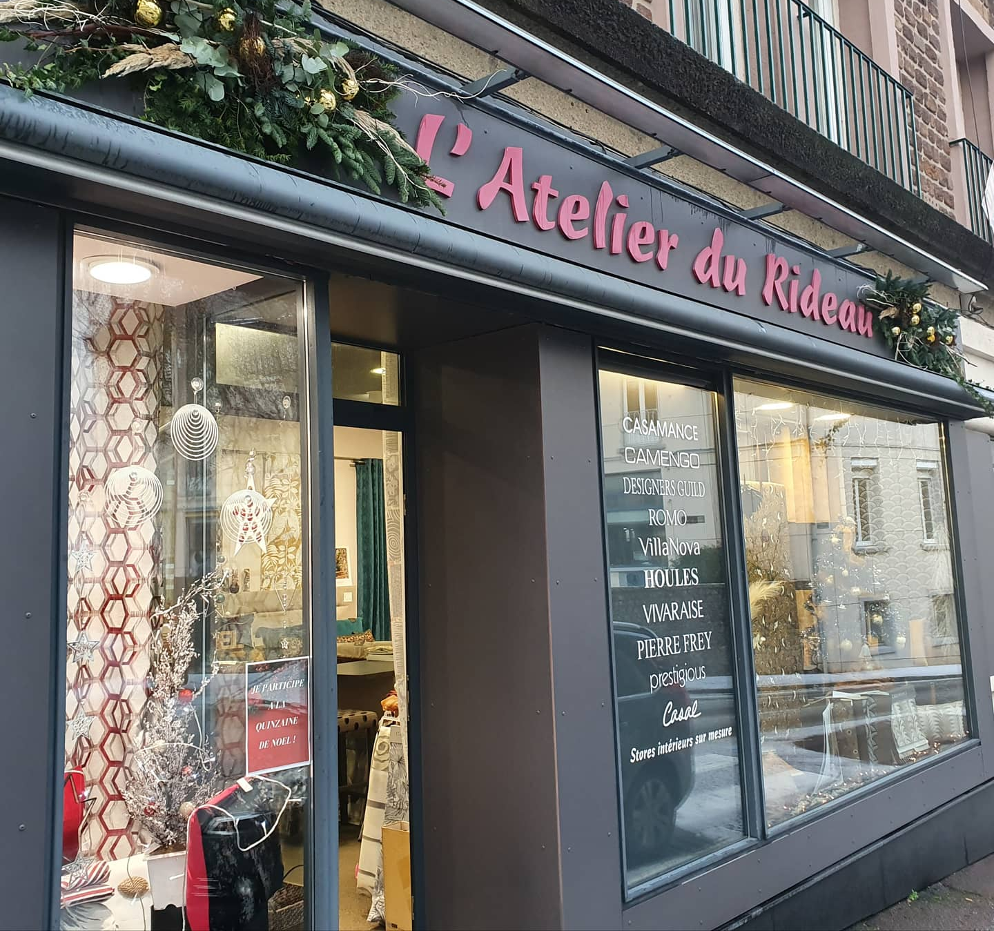 Devanture du magasin L'Atelier du Rideau, avec une vitrine de tissus