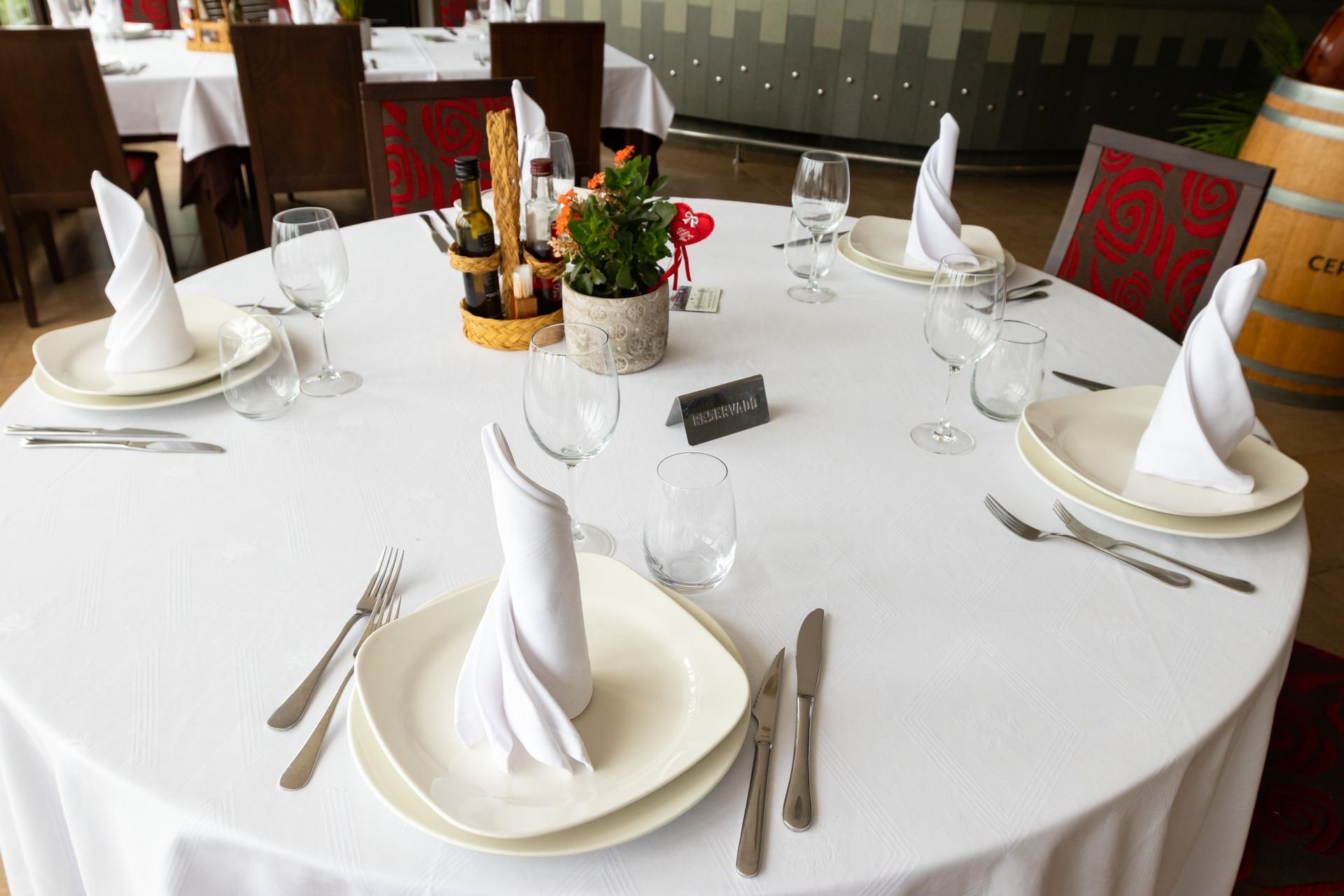 Una mesa redonda con platos y utensilios sobre ella.