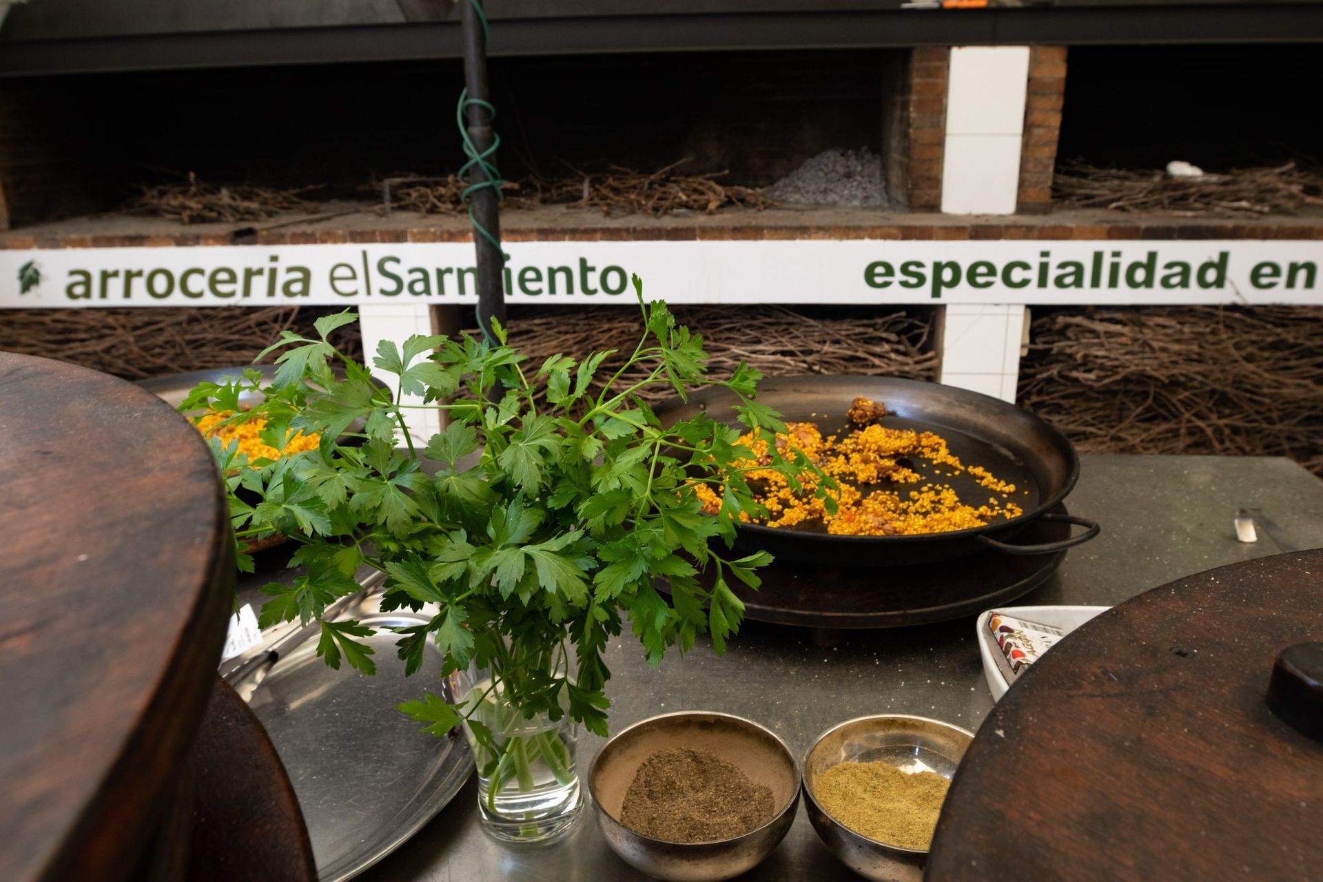 Una bandeja de comida reposa sobre una mesa junto a un cartel que dice especialidad en