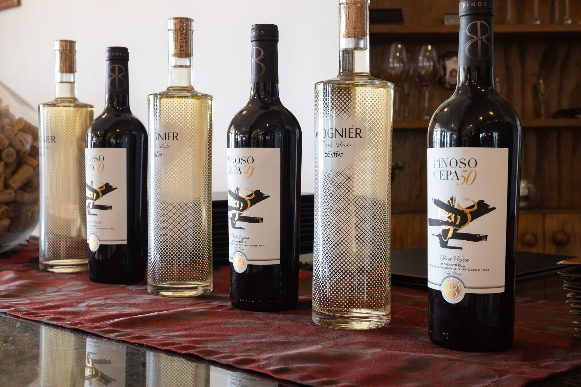 Varias botellas de vino están alineadas en una mesa