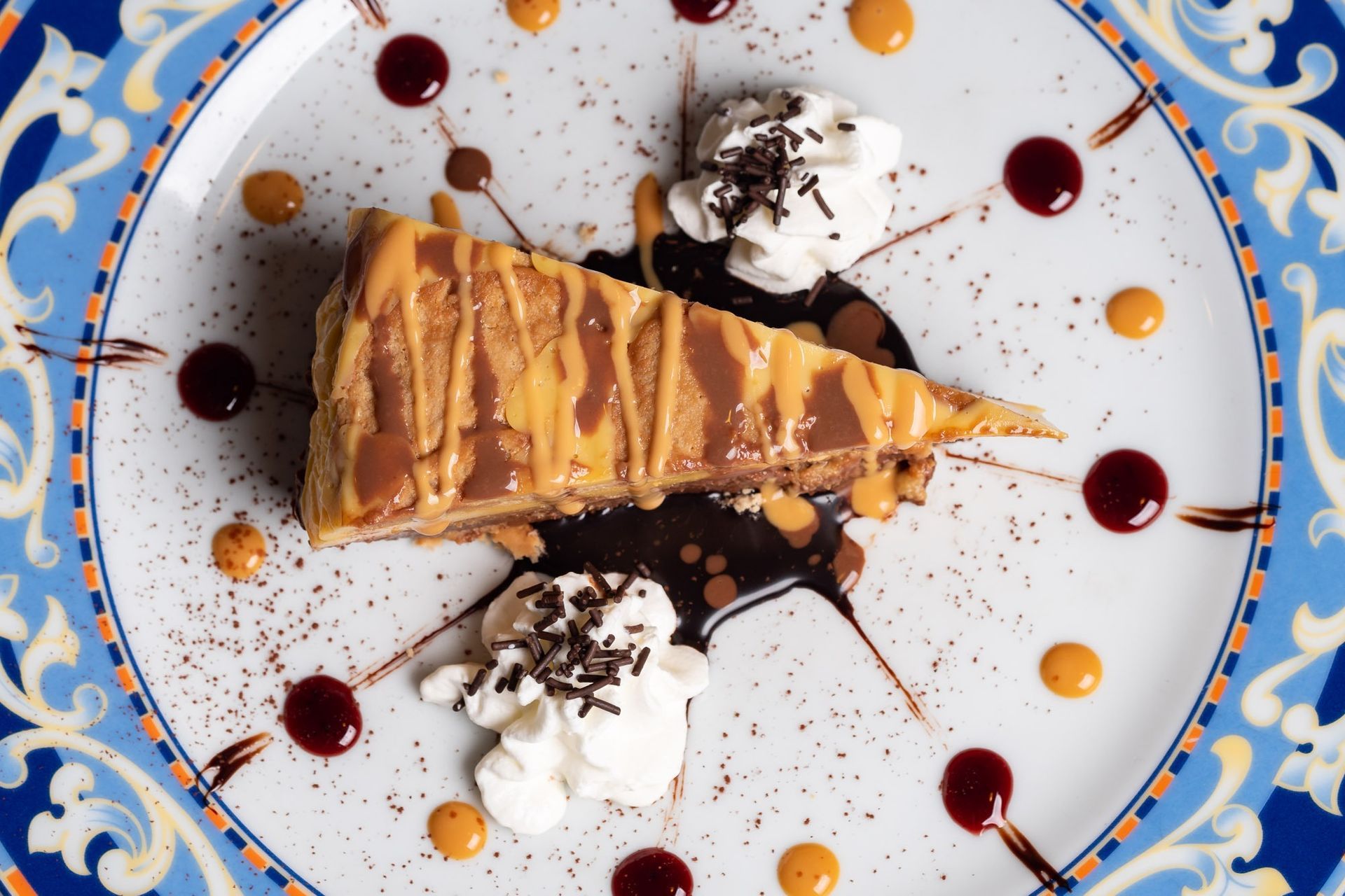 Un plato azul y blanco con un trozo de pastel encima.