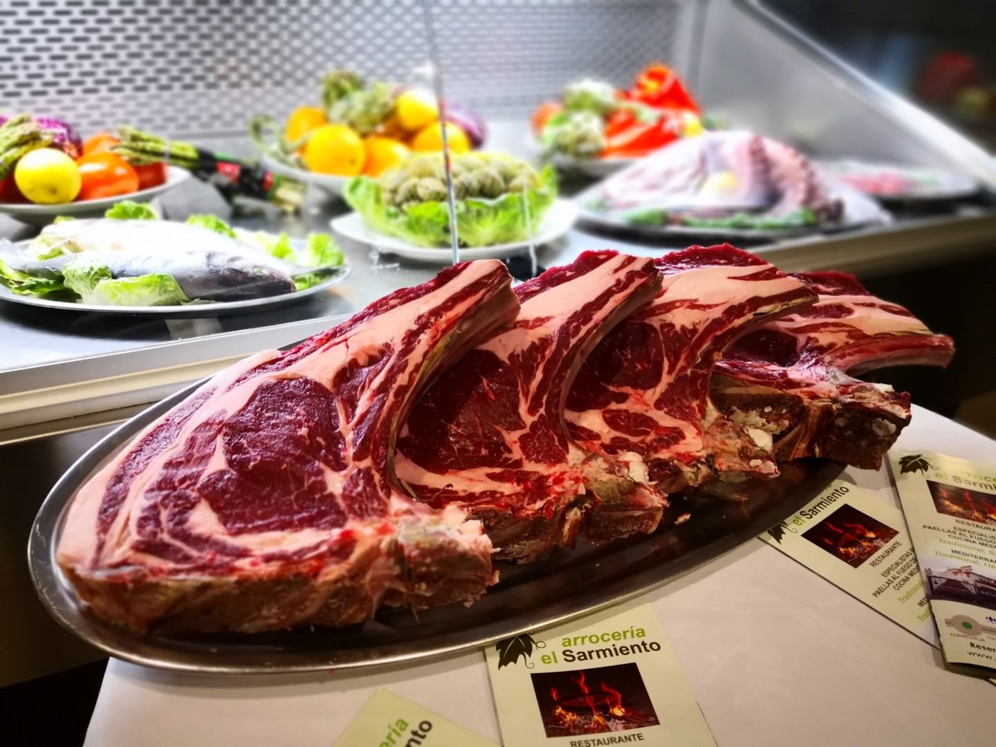 Un gran trozo de carne está sobre un plato en una mesa.