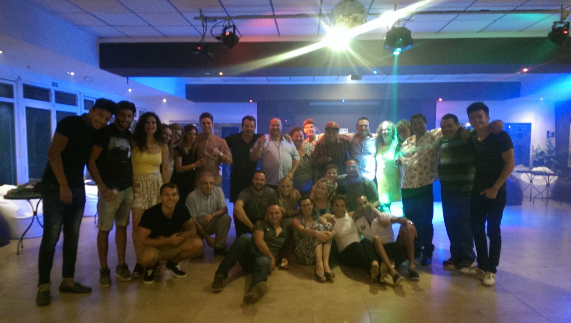 Un grupo de personas posa para una fotografía en un estudio de baile.
