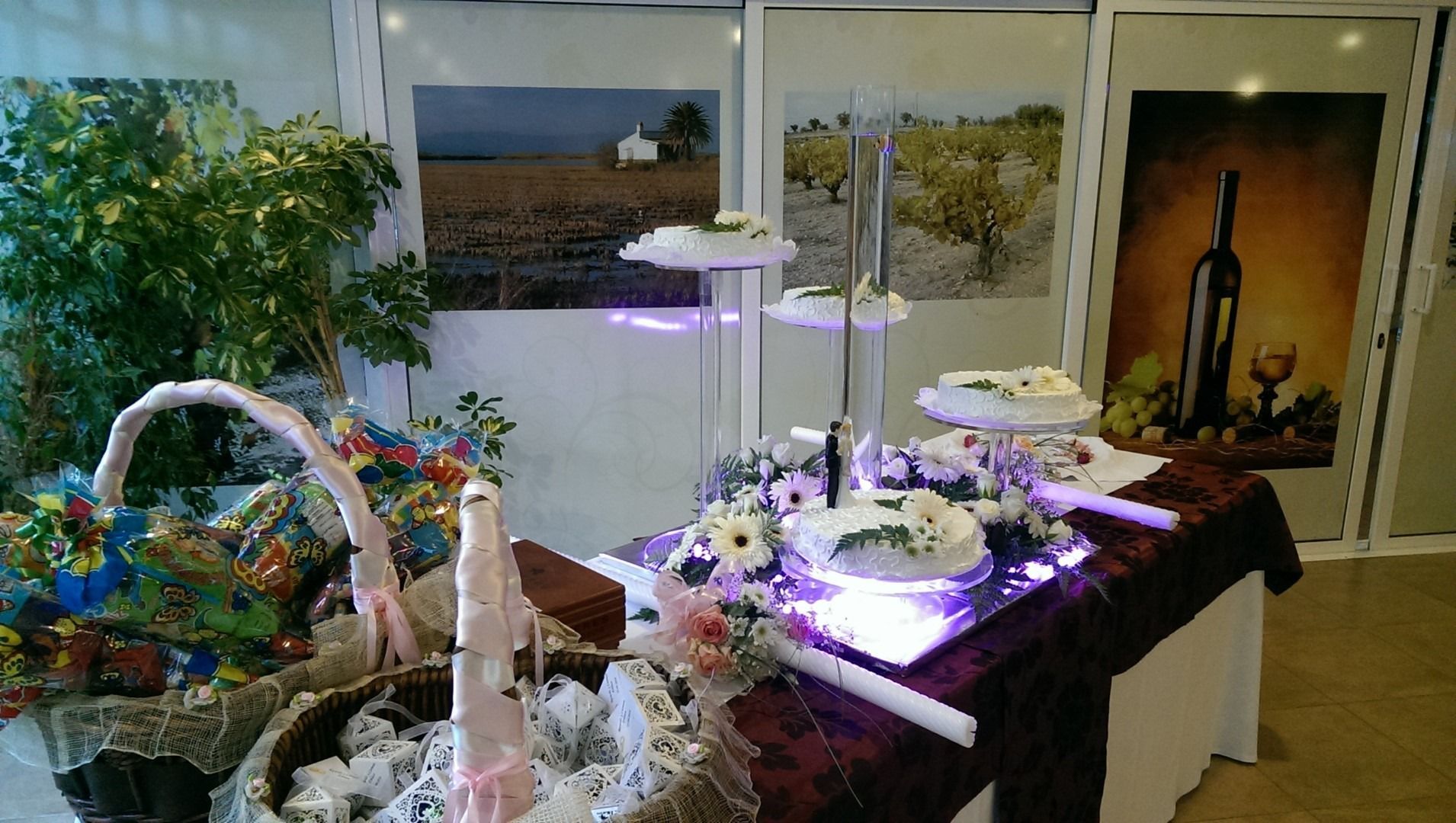 Una mesa con un montón de pasteles encima