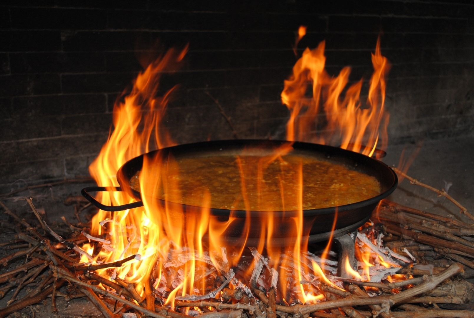 Una sartén con comida se está cocinando en el fuego.