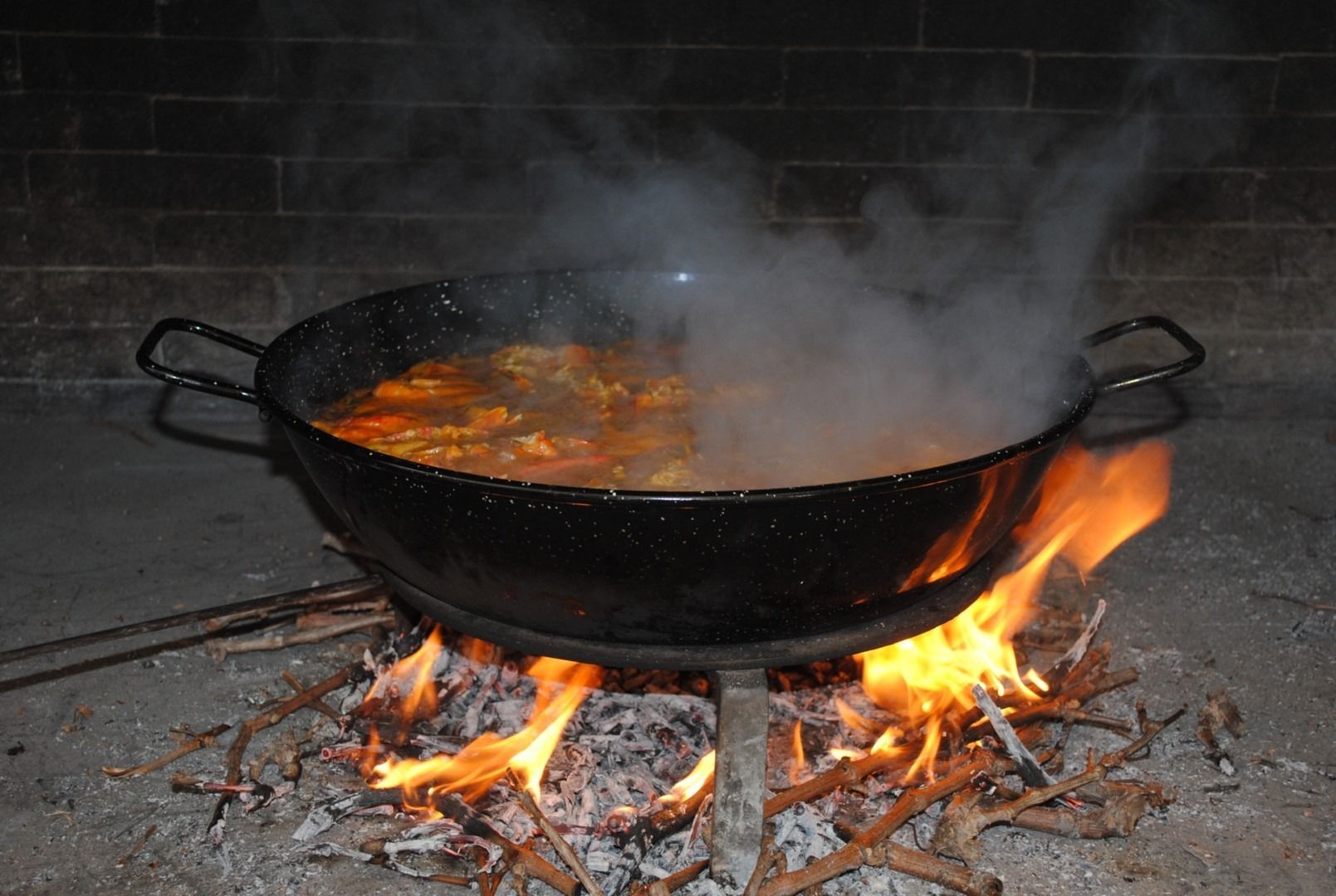 Una sartén con comida se está cocinando sobre el fuego.