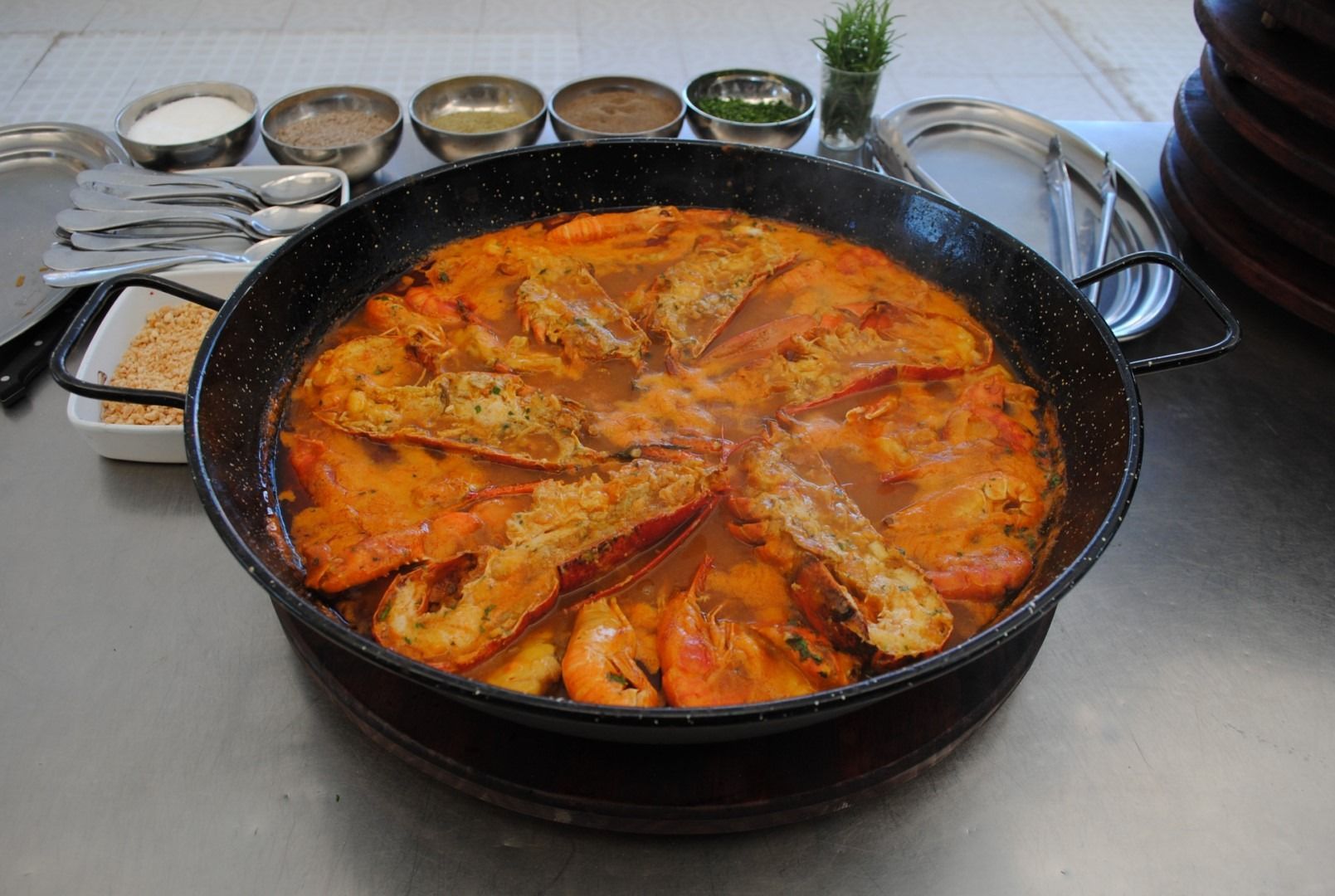 Una sartén llena de camarones y salsa sobre una mesa.