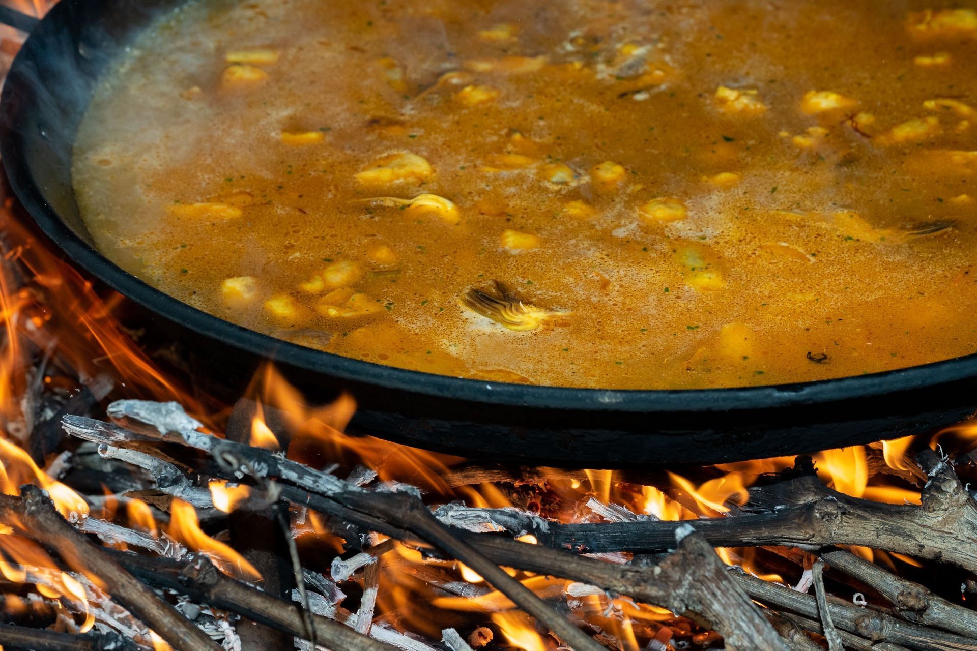 Una olla de sopa se está cocinando sobre el fuego.