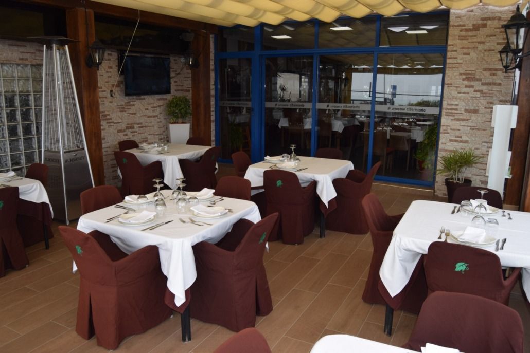 Un restaurante con mesas y sillas y un gran ventanal.