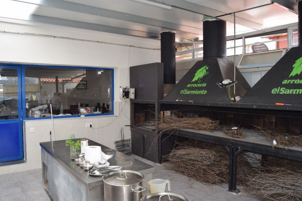 Una cocina con ollas y sartenes y una campana que dice elsamm