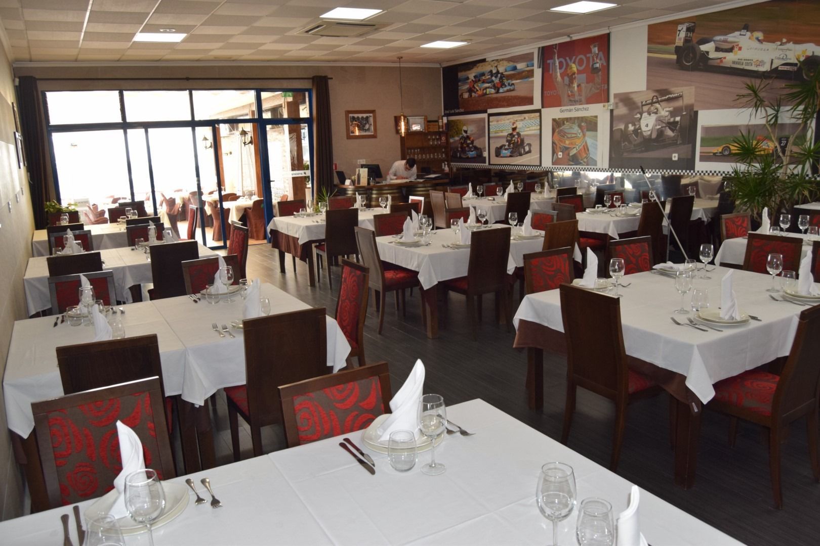 Un restaurante con mesas y sillas preparadas para una comida.
