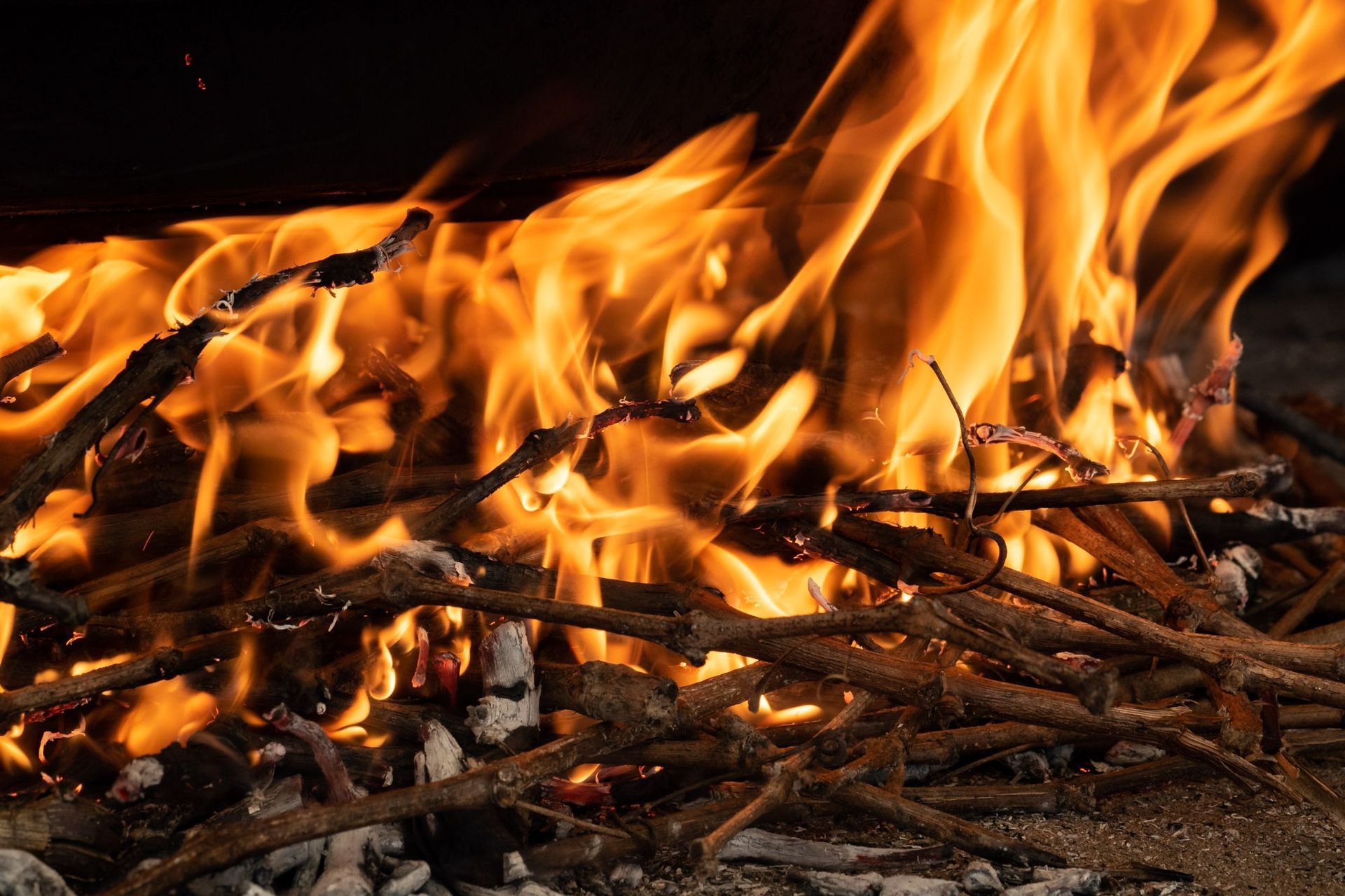 Un primer plano de un incendio del que salen muchas llamas.