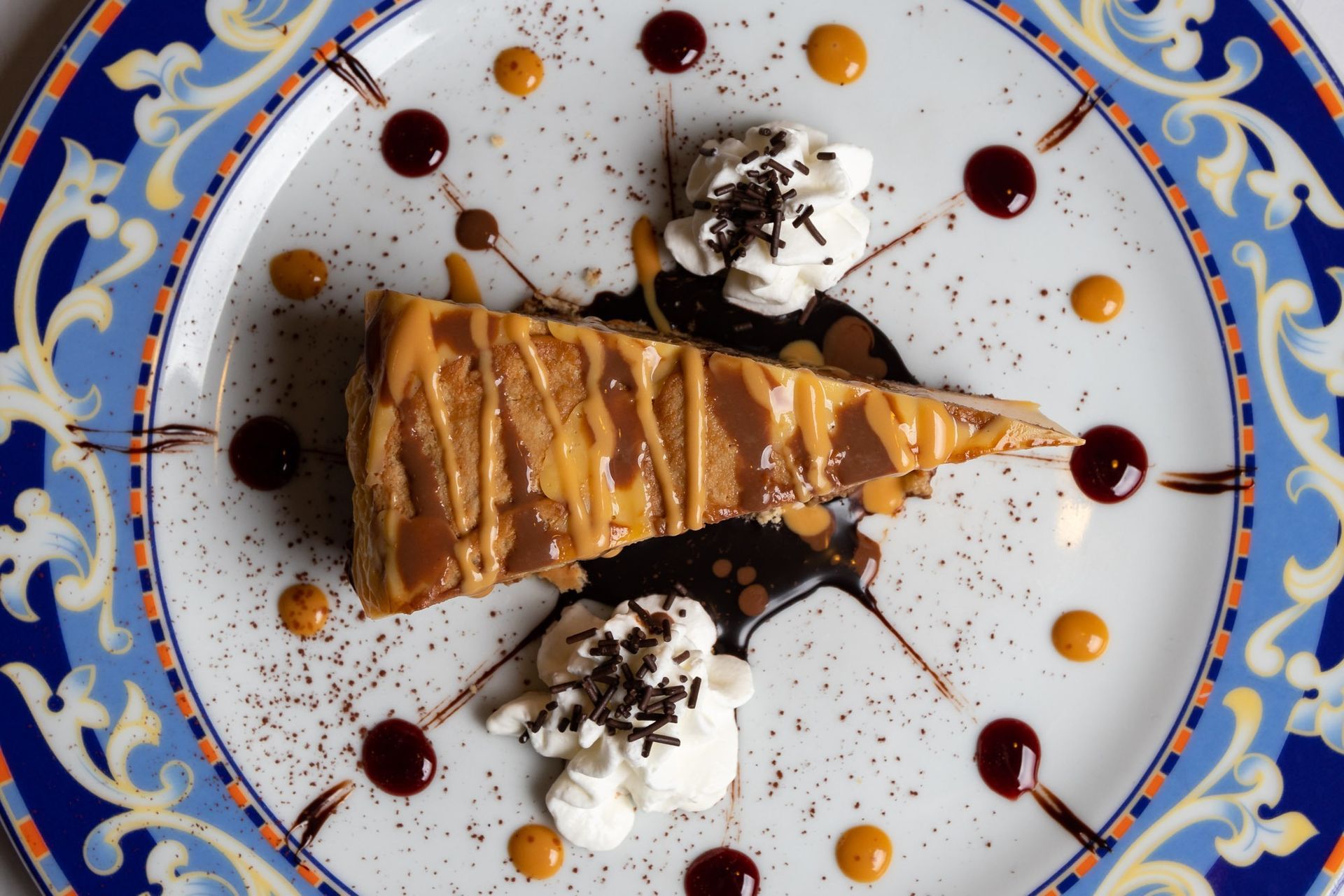 Un plato azul y blanco con un trozo de pastel encima.