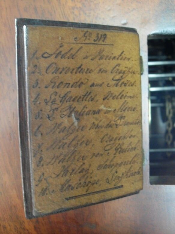 Schrift auf alter Uhr