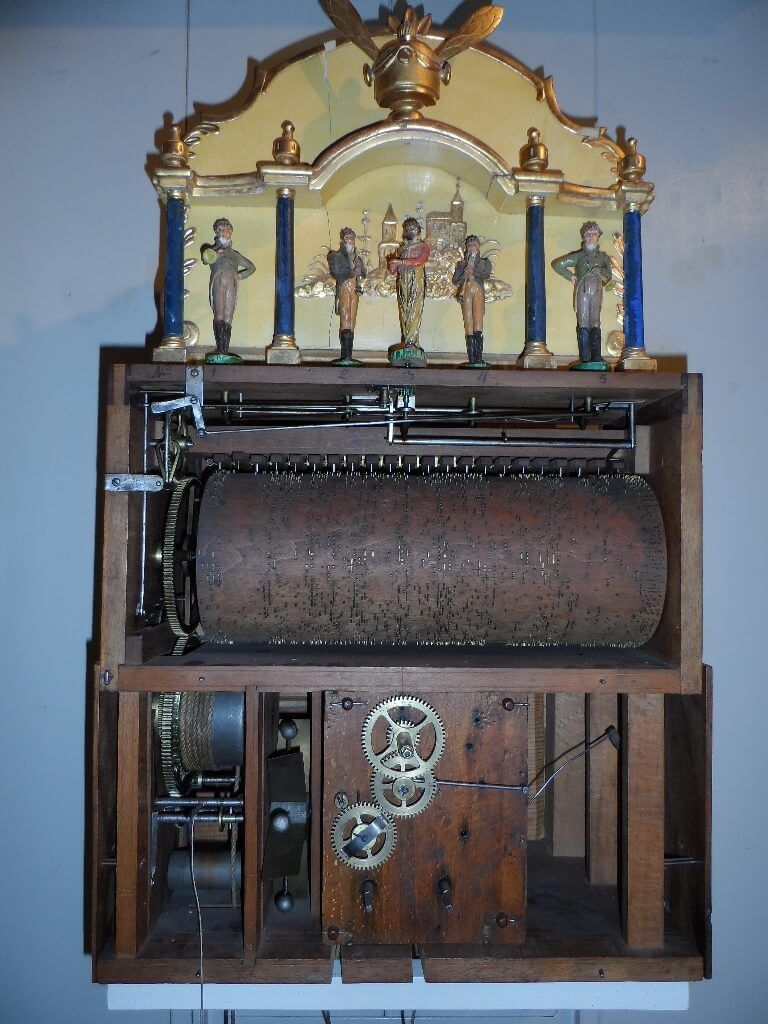 alte Uhr mit Figuren