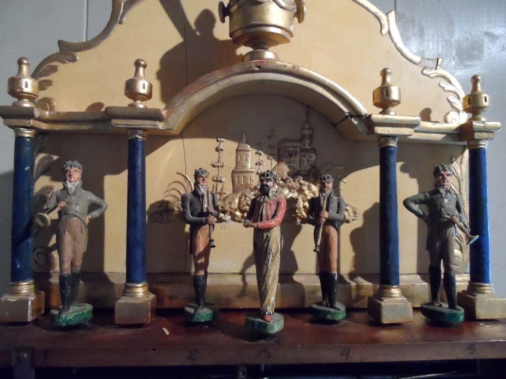 Figuren auf einer alten Uhr