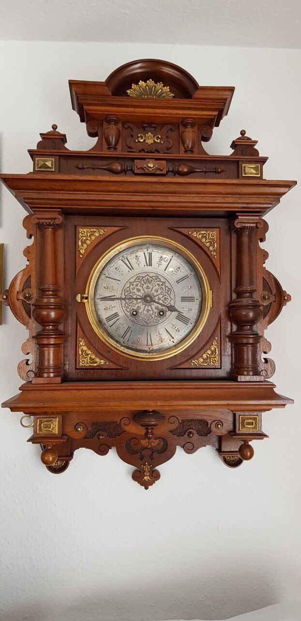 ältere Holz-Wanduhr