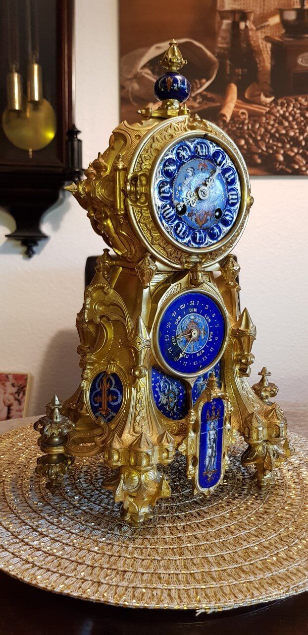 goldene alte Uhr