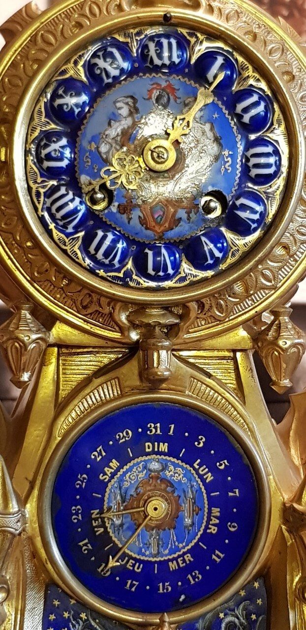 blaues Zifferblatt auf goldener Uhr
