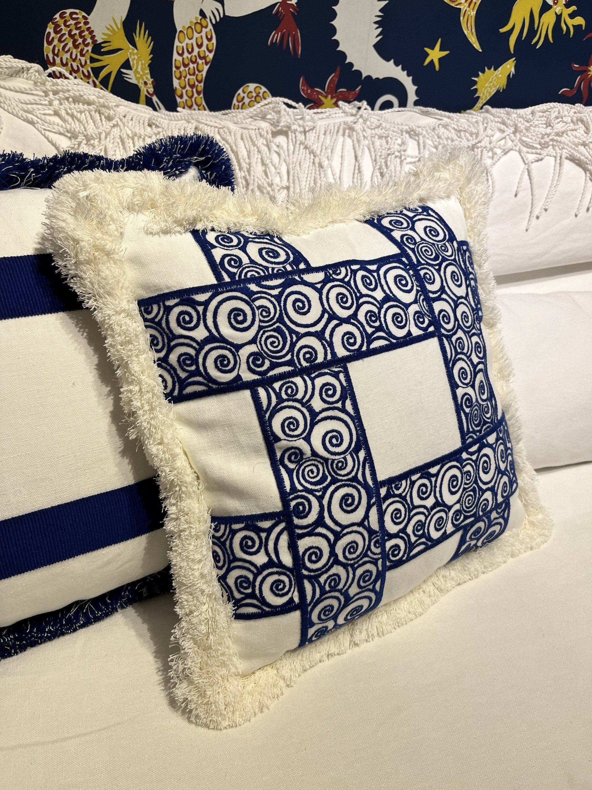 Coussin bleu et blanc
