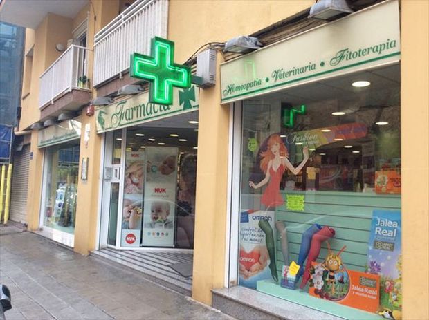 Una farmacia con una cruz verde en el frente