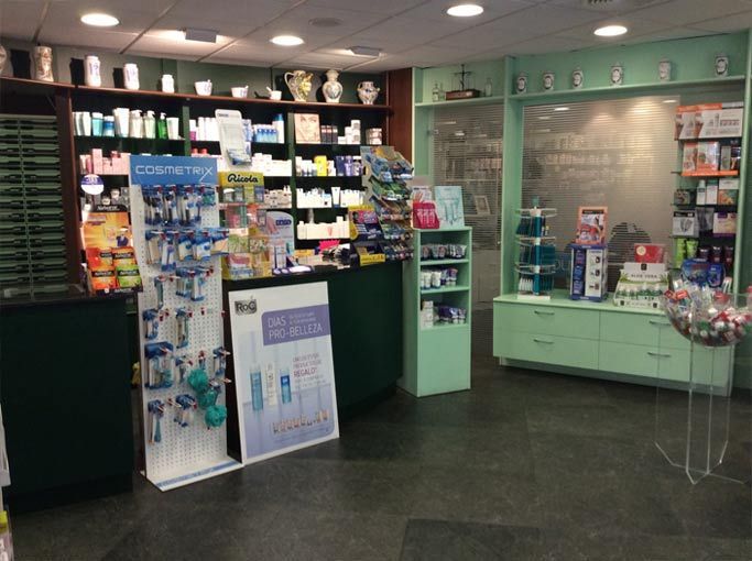 Una farmacia con un cartel que dice 