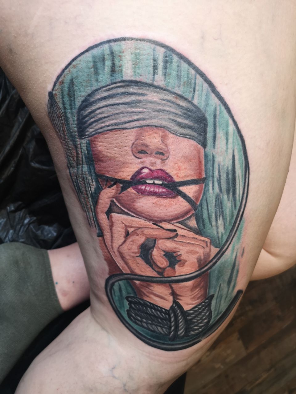 Buntes Tattoo auf dem Oberschenkel