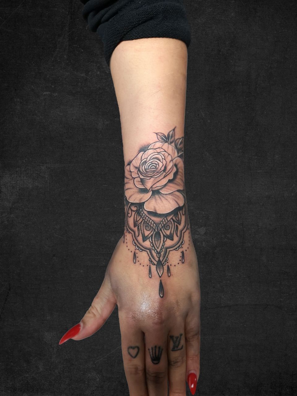 Fineline-Tattoo in Schwarz und Grau auf dem Handgelenk