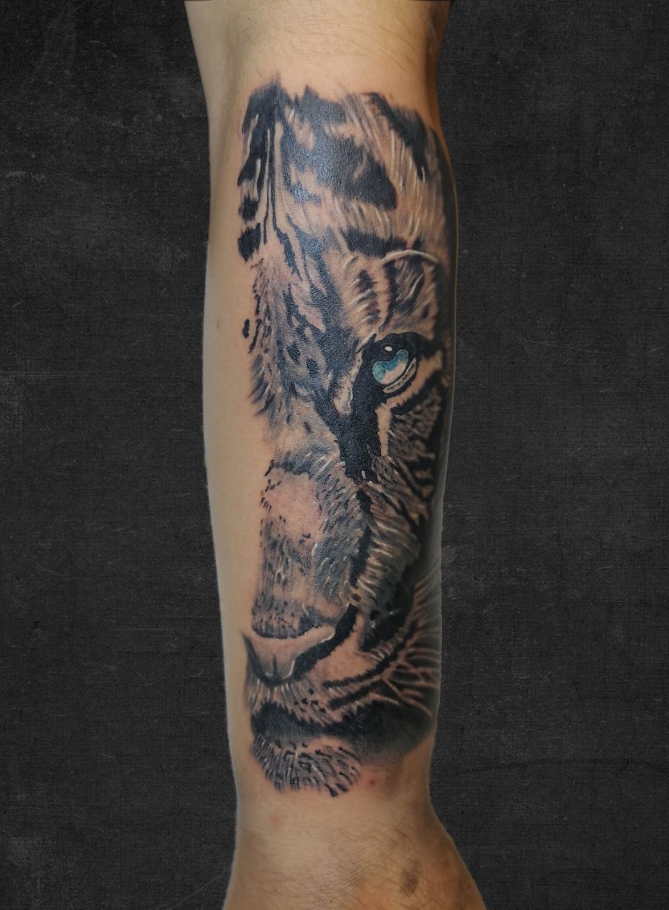 Tattoo in Schwarz und Grau auf dem Unterarm