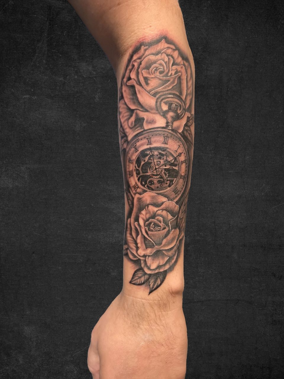 Tattoo in Schwarz und Grau auf dem Unterarm