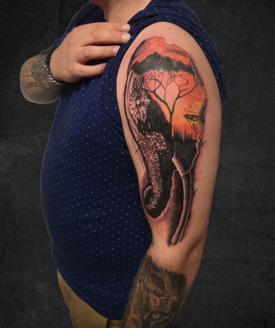 Buntes Tattoo auf dem Oberarm