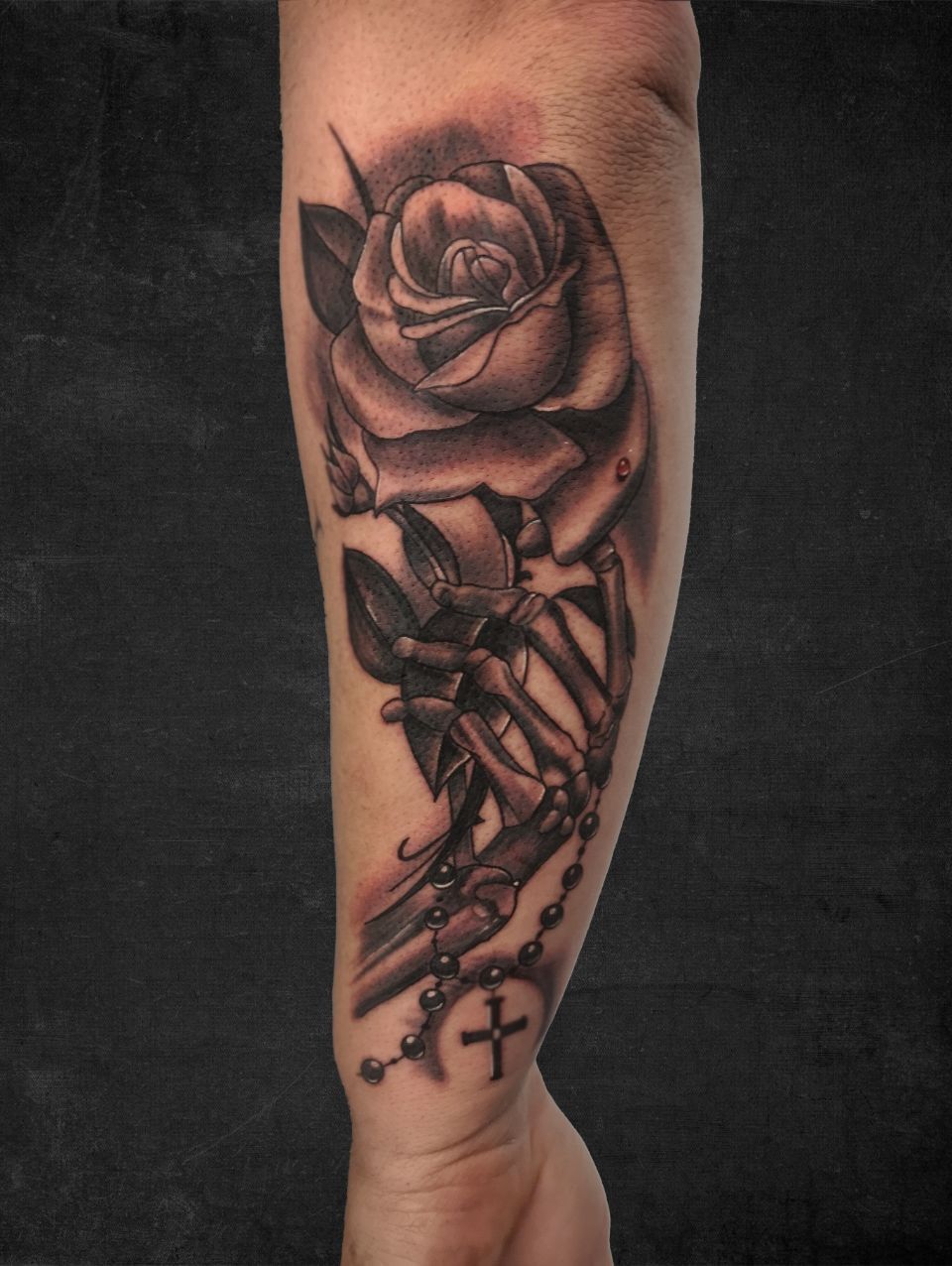 Tattoo in Schwarz und Grau auf dem Unterarm