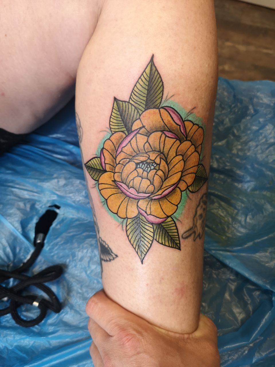 Tattoo Bunte Blume am Unterarm