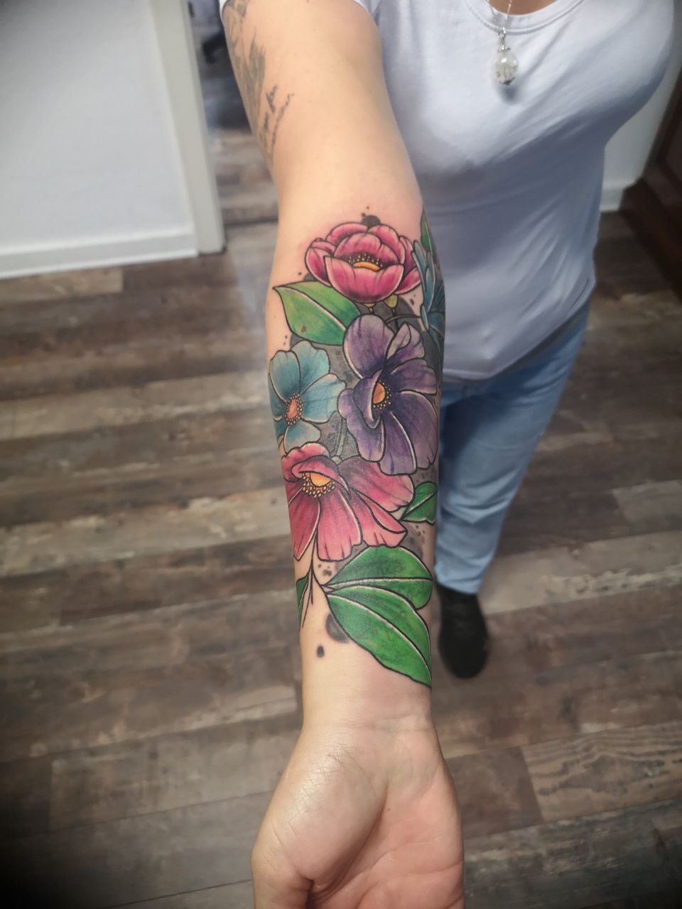 Buntes Tattoo auf dem Unterarm