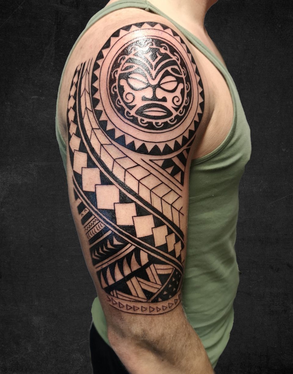 Geometrisches Tattoo in Schwarz und Grau auf Oberarm und Schulter