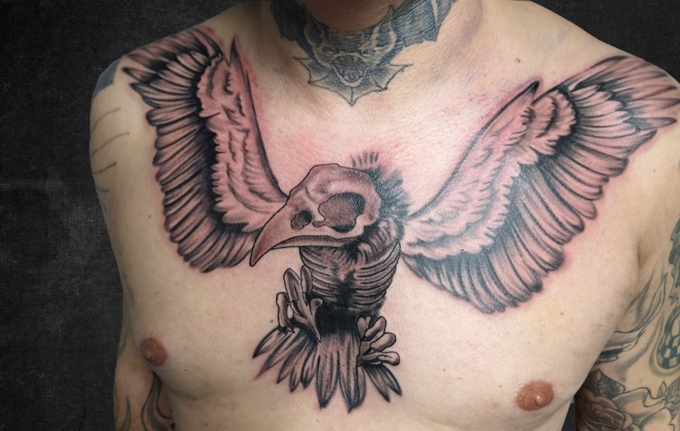 Tattoo in Schwarz und Grau auf der Brust