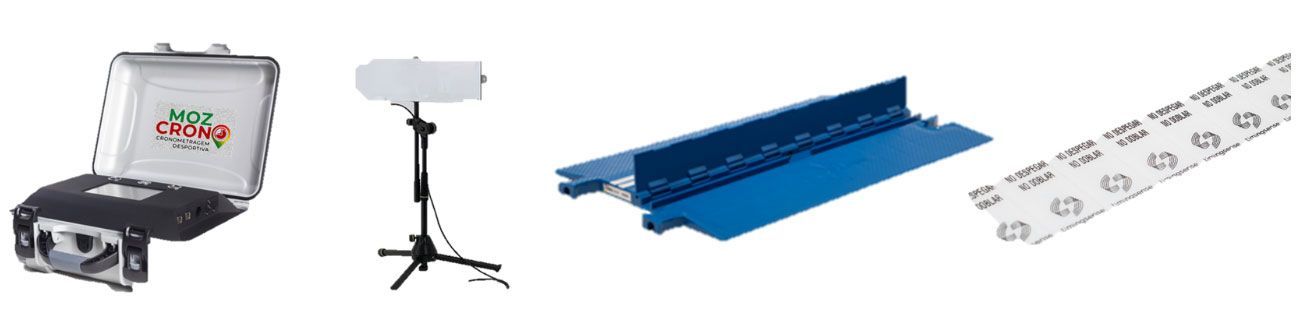 Uma maleta, um suporte de luz e um objeto azul sobre fundo branco.