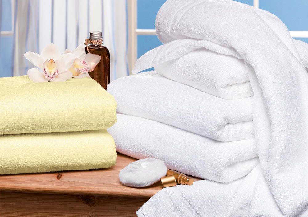 Weiße und Gelbe Handtücher