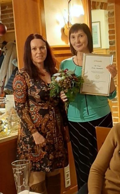 Frau zeigt ihr Zertifikat