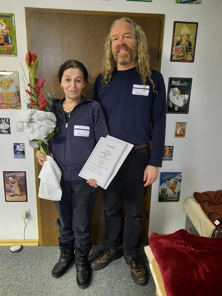 Frau mit Blumenstrauß