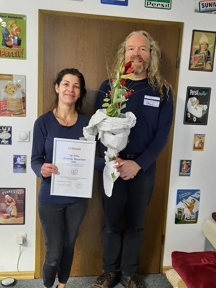 Frau im blauen Hoodie mit Zertifikat