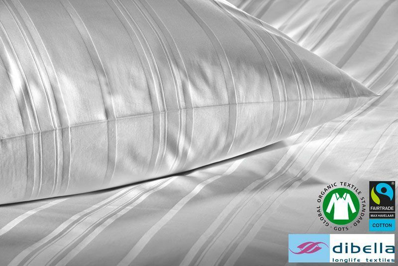 Detailaufnahme Kissen und Decke mit grauen Bezügen