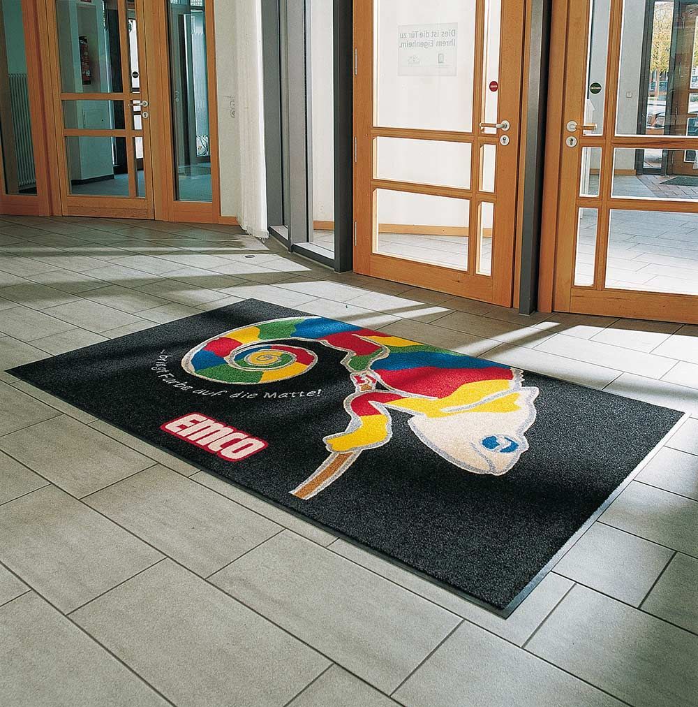 Fußmatte mit Chamäleon-Motiv in einem Eingangsbereich